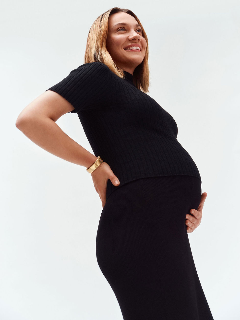 17_Surrogate_Pregnant_0102_1.jpg